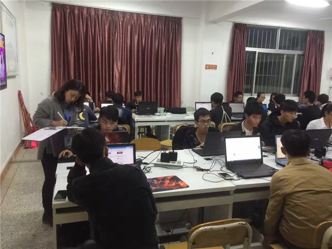 专职教师指导学生2