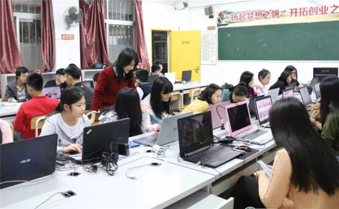 专职教师指导学生3