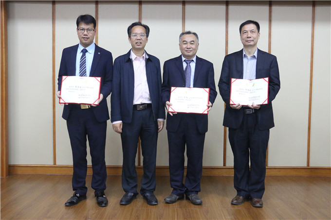 14颁发客座教授聘书