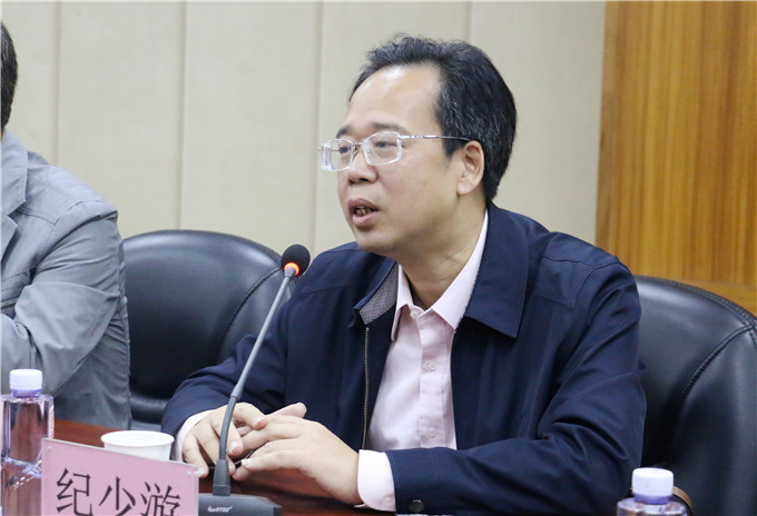 学院董事长、院长纪少游介绍学院情况