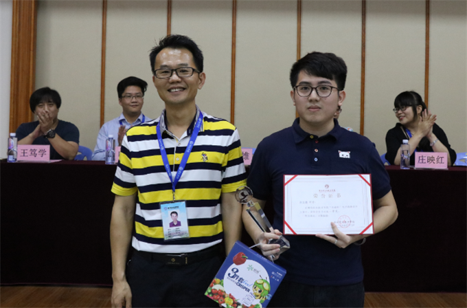 创业学院院长颜惠雄为学生组一等奖颁奖