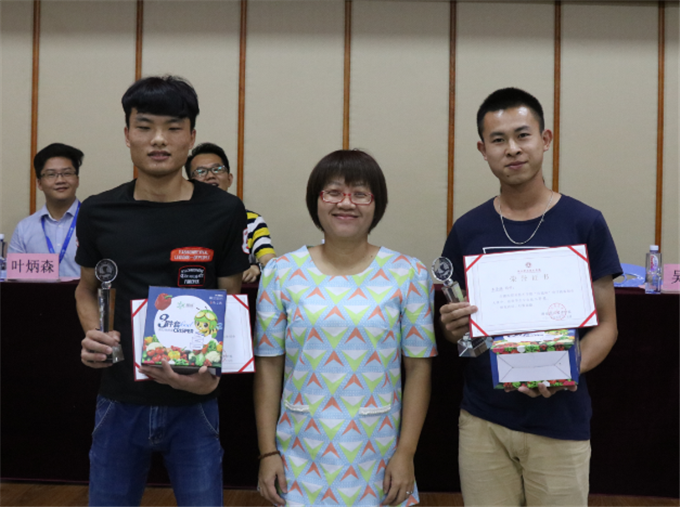 创业学院副院长陈壁玲颁发学生组二等奖