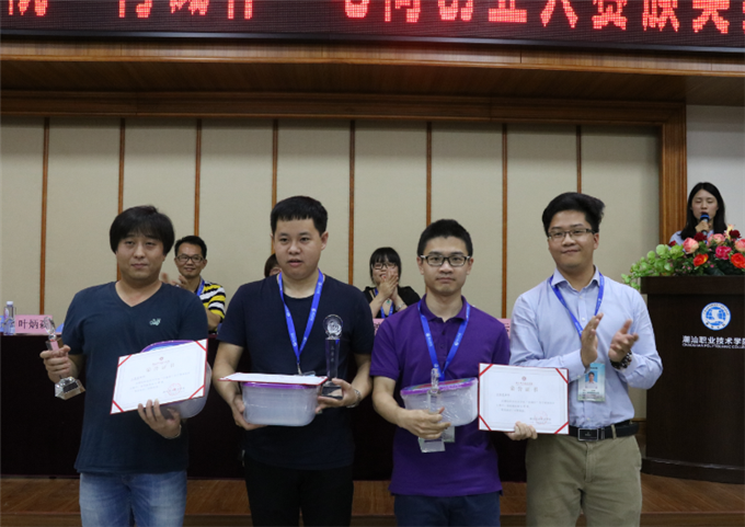 物流产业学院副院长叶炳森颁发教师组三等奖