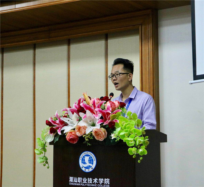 潮汕学院院长助理兼创业学院院长颜惠雄对全体参赛学子做动员