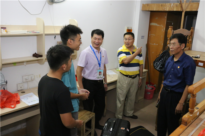 院领导夜间走访宿舍慰问新生