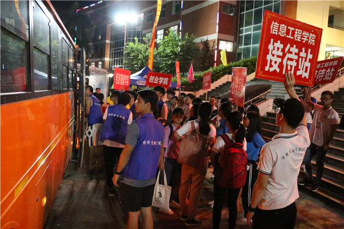 夜幕降临后,仍有大量新生到校