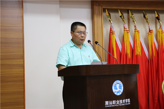 党委副书记罗文坤宣读党委表彰决定