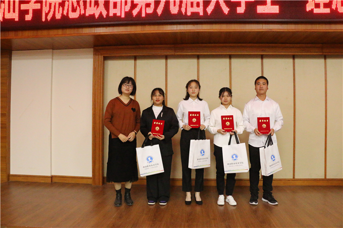 院长助理陈凯萍为优秀奖选手颁奖