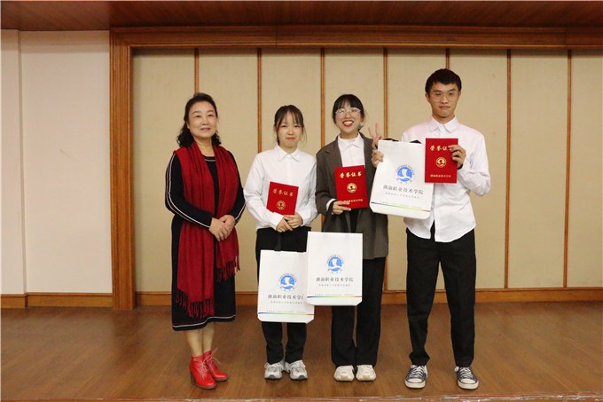 思政部主任刘冰青为三等奖选手颁奖