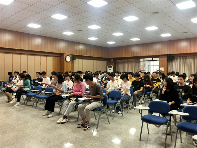 学生座谈会现场