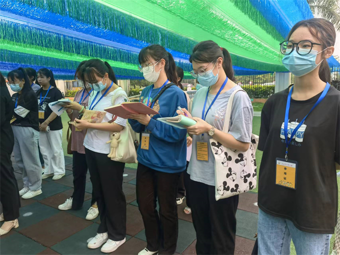 20级幼健班学生代表到幼儿园见习