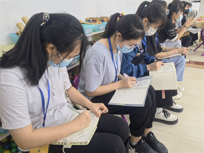 20级幼健班学生代表到幼儿园见习