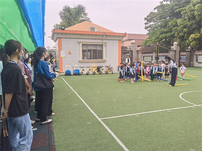 20级幼健班学生代表到幼儿园见习