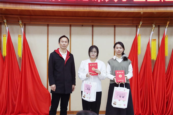 黄海宏院长为二等奖获奖选手颁奖