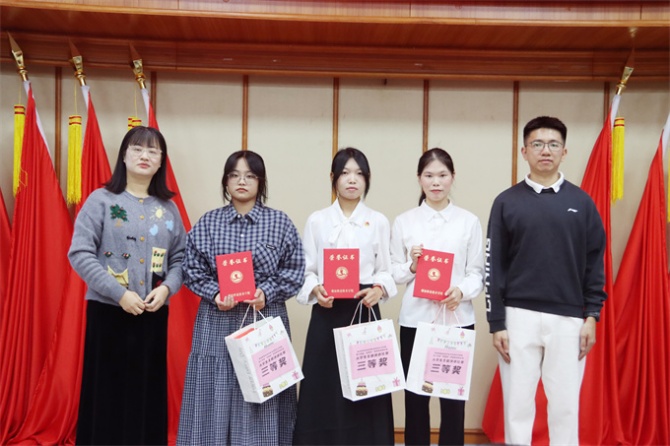 陈凯萍副院长、谢怀林书记为三等奖获奖选手颁奖