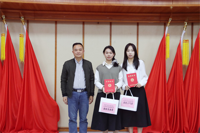 钟逍彬部长为个人单项奖选手颁奖