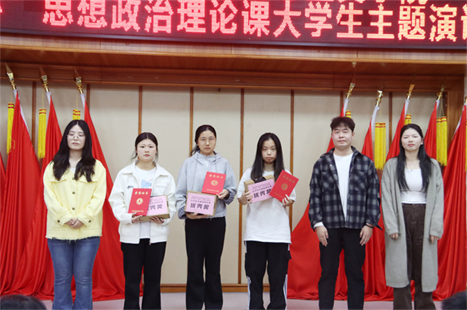 张培蕾老师、袁美玲老师、徐媛媛老师为优秀奖获奖选手颁奖