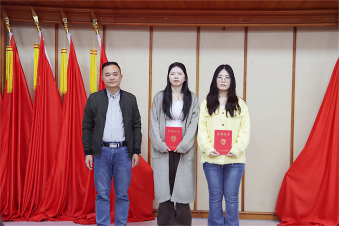 钟逍彬部长为优秀指导老师颁奖